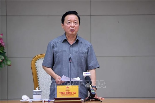 Phó Thủ tướng Trần Hồng Hà: Tăng cường dự báo, chủ động ứng phó đa thiên tai sau bão số 12