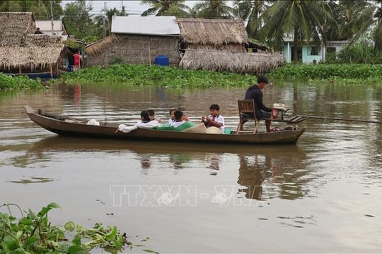 Hành trình gian nan đi tìm con chữ của trẻ em vùng sông nước miền Tây