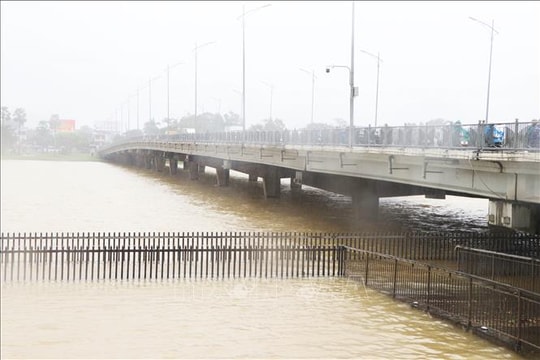 Huế cảnh bão lũ các sông vượt báo động 3, nguy cơ cao sạt lở đất