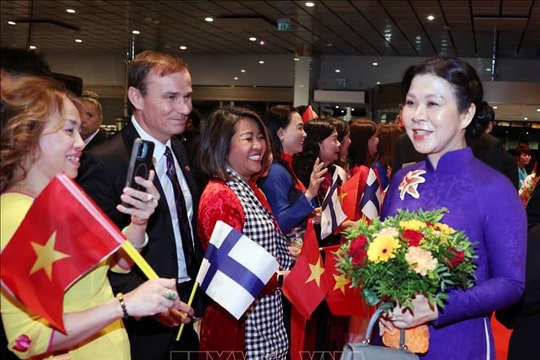 Phu nhân Ngô Phương Ly dự giờ lớp tiếng Việt tại Trường phổ thông liên cấp Vesala (Phần Lan)