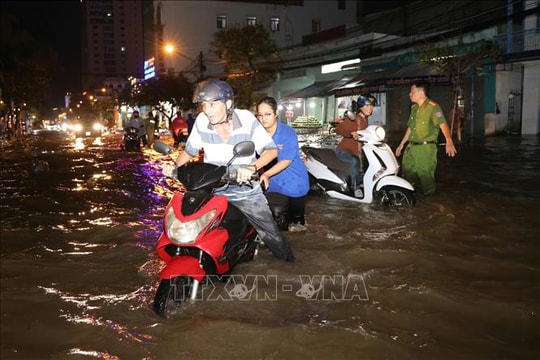 Triều cường dâng cao, nhiều khu vực chìm sâu trong nước
