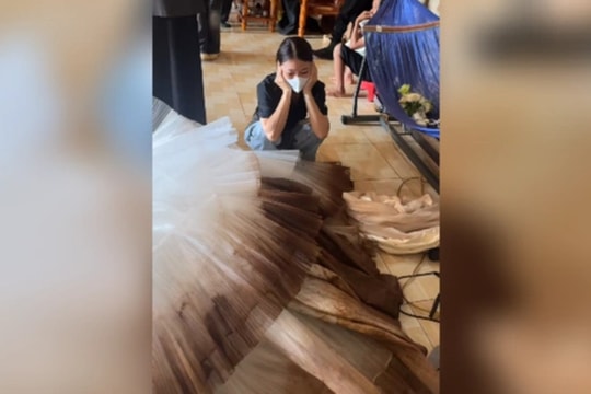 Chủ tiệm váy cưới thẫn thờ nhìn cô dâu lội bùn trong đám cưới mùa mưa lũ