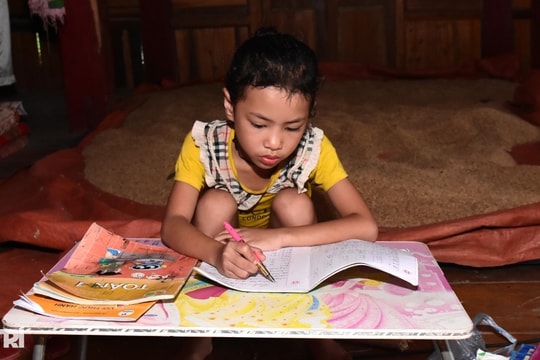 “Con chỉ mong khỏi bệnh và có chiếc bàn chắc chắn để yên tâm học bài”