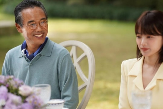 Lén cất ảnh con dâu trong ví, bố chồng nói sự thật khiến tôi xấu hổ