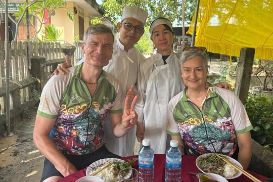 Khách Tây mệt lả được người Việt mời ăn trong đám hiếu