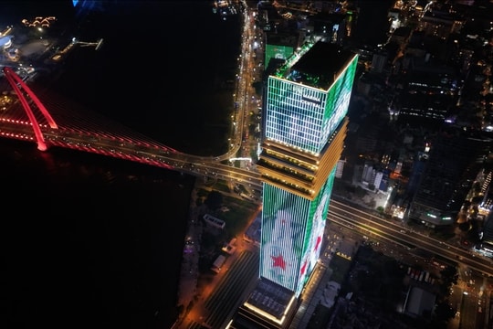Heineken Silver phiên bản chai nhôm 'thắp sáng' tòa tháp Saigon Marina IFC