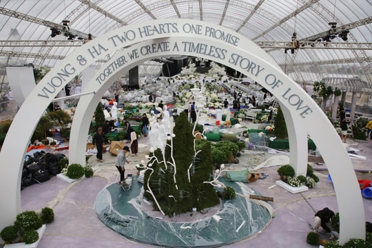 Rạp cưới bên sông Nhật Lệ của Hoa hậu Đỗ Thị Hà