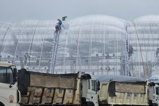 Hàng chục xe tải chắn gió bão cho rạp cưới của Đỗ Thị Hà