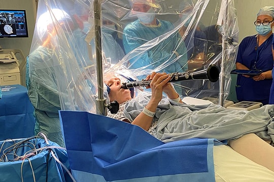 Bệnh nhân thổi kèn trong ca phẫu thuật não