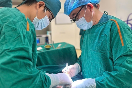 Bé trai vỡ tinh hoàn khi chơi đua xe ở khu du lịch