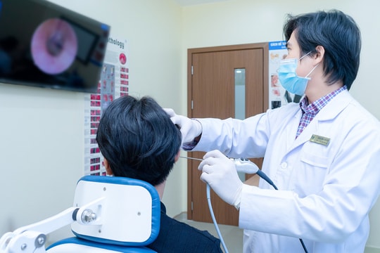 Thủng nhĩ, trật khớp chuỗi xương con sau cú ngã đập tai xuống sàn