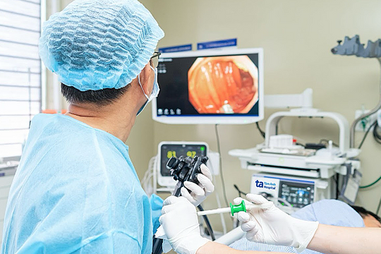 Polyp 8 cm choán trực tràng người phụ nữ