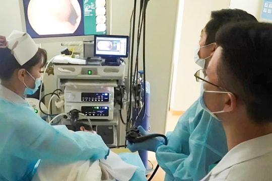 Đau bụng kéo dài, phát hiện ung thư lymphoma ruột non