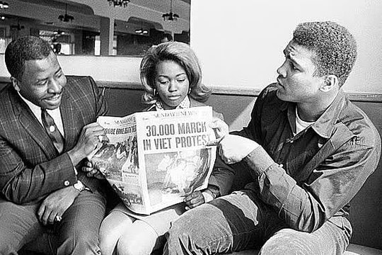 Đấu giá thẻ nghĩa vụ Muhammad Ali phản đối chiến tranh Việt Nam