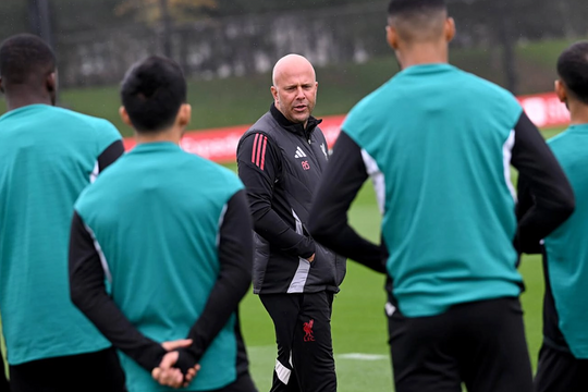 Liverpool gặp sự cố về máy bay trước khi đá Champions League