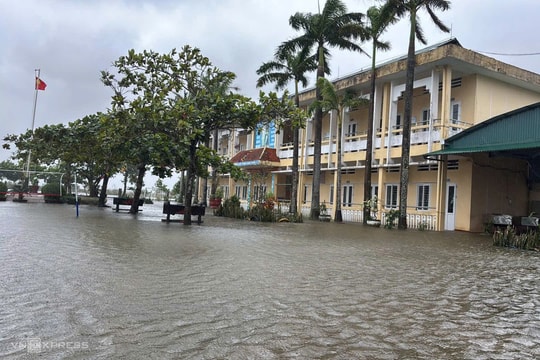 Huế cho gần 295.000 học sinh nghỉ học tránh lũ