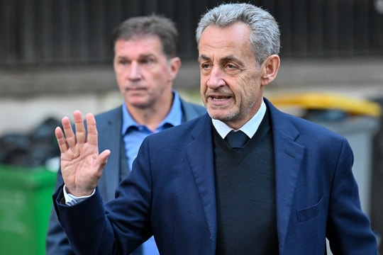 Hai vệ sĩ bảo vệ cựu tổng thống Pháp Sarkozy trong tù