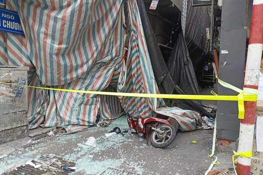 Mảng bêtông rơi vào hai người đi đường ở Hà Nội