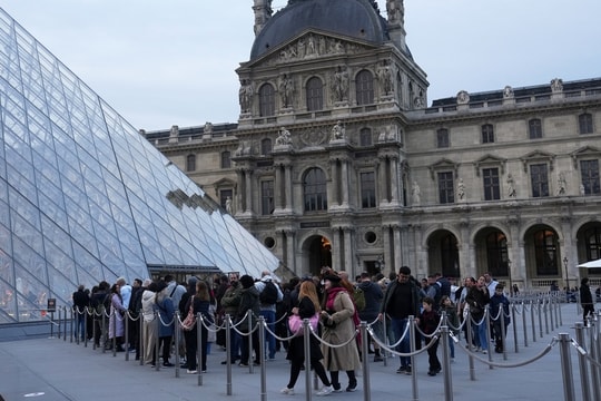 Bảo tàng Louvre mở cửa lại sau vụ cướp táo tợn