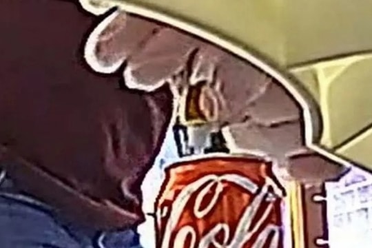 Lắp camera truy tìm đồng nghiệp bỏ chất độc vào đồ uống