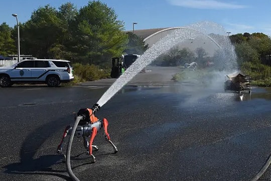 Chó robot chữa cháy trị giá 150.000 USD của Mỹ