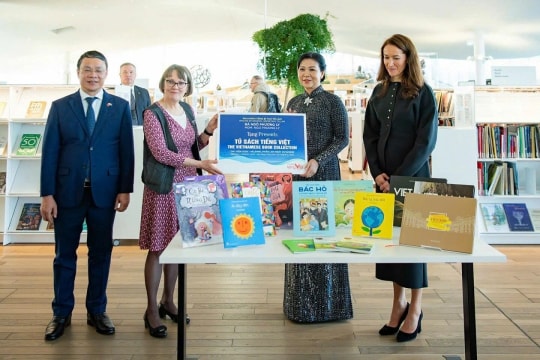 Phu nhân Tổng Bí thư trao tặng 'Tủ sách tiếng Việt' cho thư viện Phần Lan