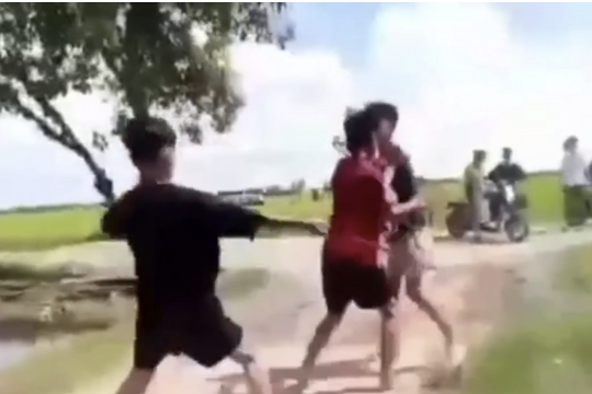 Nam sinh lớp 9 đánh bạn nhập viện bằng gậy ba khúc