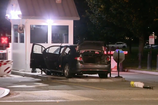 Lao xe vào cổng an ninh của Nhà Trắng