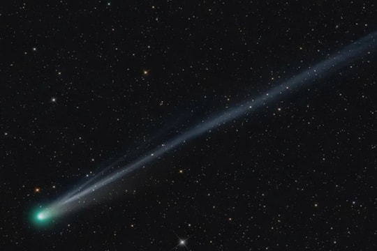 Sao chổi bay gần Trái Đất đủ để quan sát bằng mắt thường