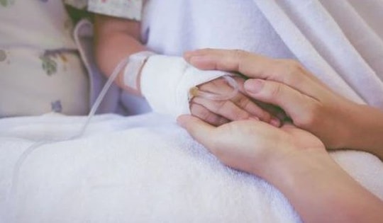 Bé trai 10 tuổi tử vong sau khi ăn quà vặt bạn cùng lớp cho