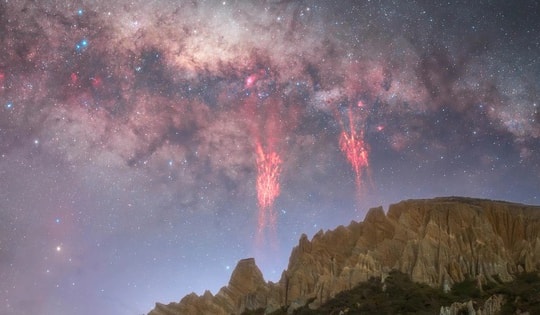 Sét đỏ hiếm gặp được ghi lại trên bầu trời New Zealand