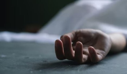 Bé gái 11 tuổi tử vong trong tủ quần áo, cha mẹ bị bắt giữ