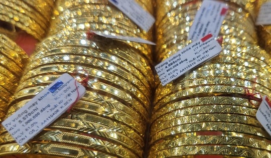 Tối ngày 21-10, ồ ạt bị bán tháo, giá vàng rớt thẳng đứng