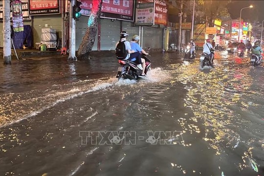 Mưa lớn kết hợp triều cường gây nhiều thiệt hại tại TP. Hồ Chí Minh