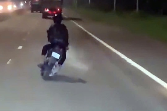 Thanh niên chạy xe lạng lách, đánh võng trên Quốc lộ 13 bị phạt 9 triệu đồng