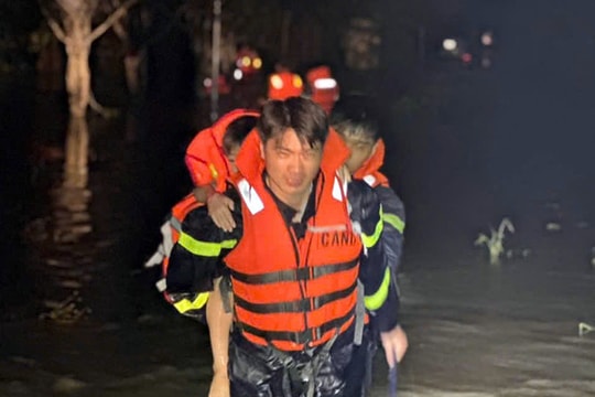 TP Hồ Chí Minh: Lực lượng cứu hộ kịp thời đưa 127 người ra khỏi vùng ngập an toàn