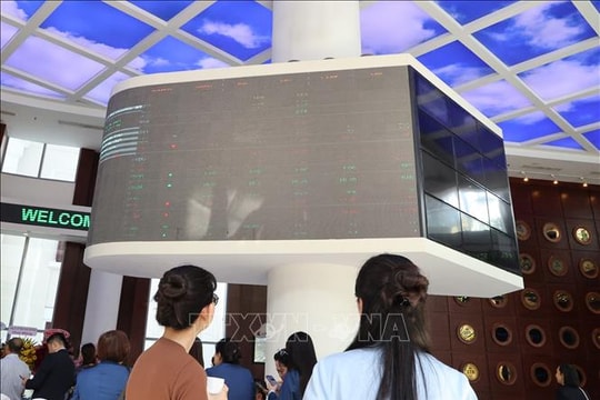 Chứng khoán giữ đà tăng, VN-Index tiến gần mốc 1.700 điểm