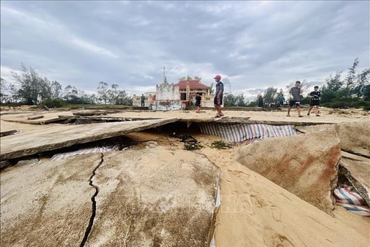 Bờ biển Quảng Trị bị xâm thực, sạt lở nghiêm trọng
