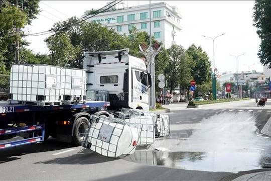 Người dân lo ngại khi chất lỏng có mùi khó chịu chảy ra đường sau tai nạn