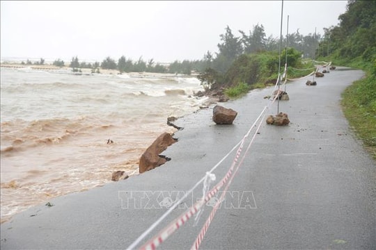 Huế: Điều tiết kinh phí gia cố tuyến đường ven biển bị sạt lở nghiêm trọng