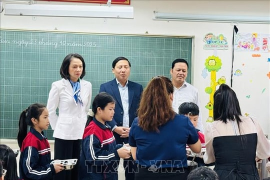 Hà Nội: Kiểm tra đột xuất việc thí điểm tổ chức bữa ăn bán trú