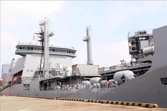 Tàu hậu cần lớn nhất của hải quân New Zealand thăm Thành phố Hồ Chí Minh