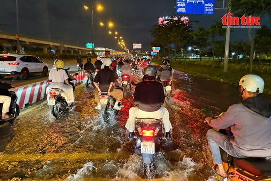 TP Hồ Chí Minh: Triều cường dâng cao, nhiều tuyến đường ngập nước gây kẹt xe nghiêm trọng