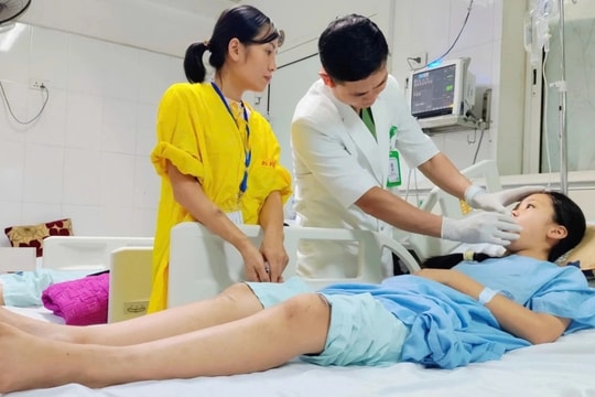 Con gái 12 tuổi nguy kịch sau tai nạn, mẹ đơn thân mắc suy thận cầu cứu