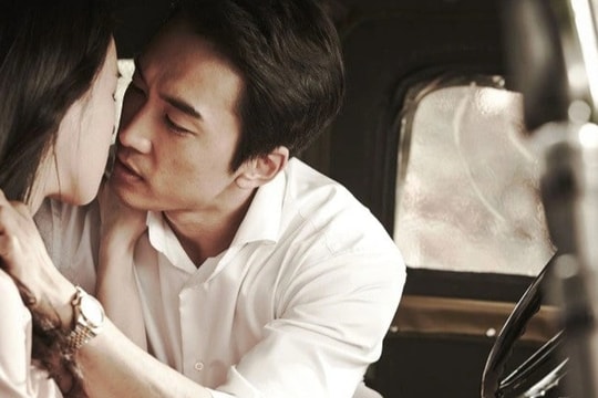 10h đêm đón vợ tan ca, tôi cay đắng nhìn cô ấy “trú mưa” trong nhà nghỉ