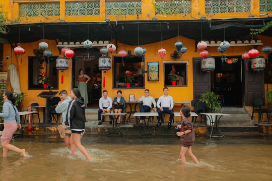 Du khách lội nước tham quan phố cổ Hội An