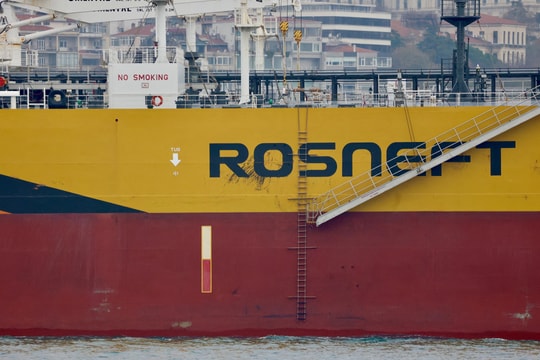 Giá dầu tăng vọt vì Mỹ trừng phạt 2 hãng dầu lớn nhất Nga