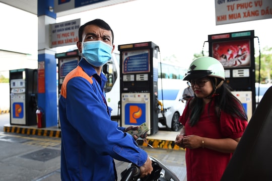 Giá xăng, dầu cùng giảm