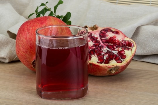 Uống nước ép lựu chữa sốt xuất huyết được không?