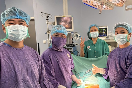 21 năm sống trong hình hài nữ, đi khám mới biết là con trai